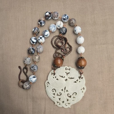 Collar de ágata con colgante de jade cisne Foto 1 de 4