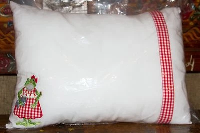 Kelly Rightsell Adorable Almohada Infantil con Aplique Rana en Vestido Rojo Gingham  Foto 1 de 4