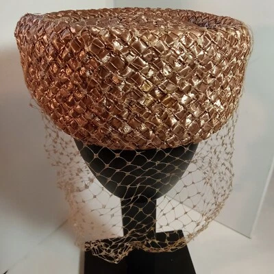 Винтажная шляпа-таблетка Amy New York сплетенная рафия медь/желтовато-коричневая полностью бриллиантовая сетка диаметр 7 дюймов - Изображение 1 из 4