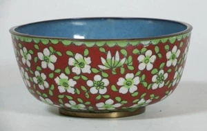 Antiguo cuenco cloisonne chino con fondo rojo, loto blanco y verde y flor - Imagen 1 de 4