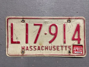 PEGATINA VINTAGE DE MATRÍCULA DE MASSACHUSETTS BLANCA/ROJA L17-914 ABRIL 1983 - Imagen 1 de 3