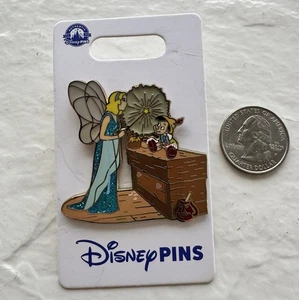 DISNEY PARKS ANSTECKNADEL PINOCCHIO & BLAUE FEE NEU AUF KARTE - Bild 1 von 2