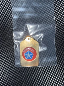 Vintage Schlüsselanhänger CHRYSLER PENTASTAR LOGO Autoschlüsselanhänger Ring Metall Emaille HERGESTELLT IN DEN USA - Bild 1 von 1