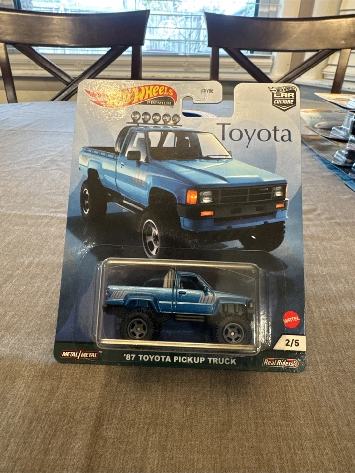 Camioneta Toyota Hot Wheels 87 HW Premium Car Culture Toyota 2/5 Foto 1 de 1