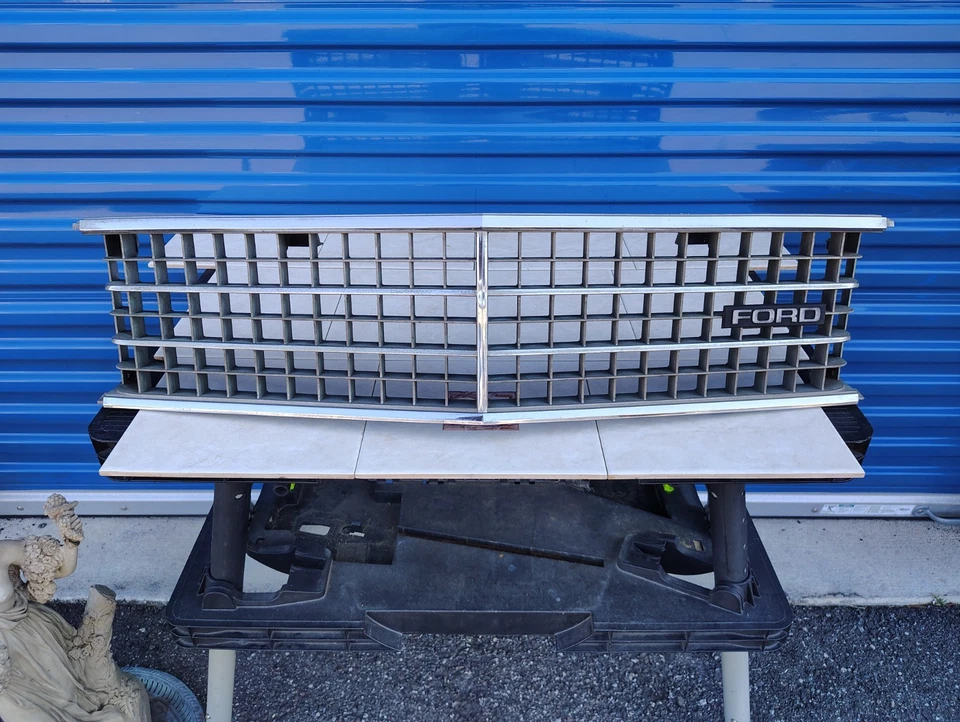 Ford Fairmont 1978-1980 parrilla delantera cromada con emblema de fábrica OEM # D8BB-8150-AWF Foto 1 de 4