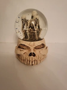Hear No, See No, Speak No Evil Skeletons Musical Snow Globe Skull Base - Foto 1 di 5