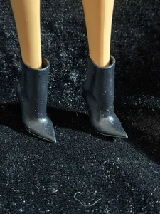 Barbie Puppe Mode Zubehör Schuhe - nur schwarze Stiefel - passt Barbie - schwarz - Bild 1 von 4
