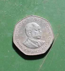 1985 Kenya 5 Shillings shilling Coin President Daniel Toroitich Large 50p - Picture 1 of 2