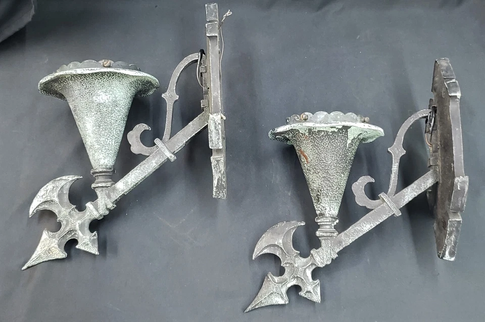 Pair of Bronze Gothic Style Wall Sconces - Изображение 1 из 4