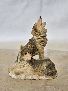 Statua lupo giovane vintage da collezione lupi seduti sulla neve statuina - Foto 1 di 5