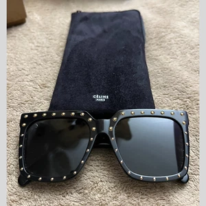 Nuovi occhiali da sole quadrati con borchie Celine CL4055IS - neri - autentici - prezzo al pubblico consigliato $555 - Foto 1 di 5