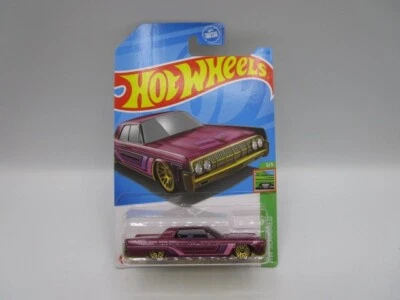 Veículo Hot Wheels '64 Lincoln Continental roxo fundido 1:64 HW batido 5/5 - Imagem 1 de 3