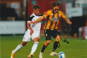 FOTO HARRISON DUNK FIRMADA A MANO 6X4 - CAMBRIDGE UNITED - AUTÓGRAFO DE FÚTBOL 1 - Imagen 1 de 1