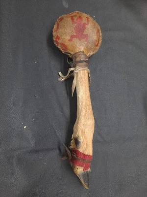 Agitadores tribales chamánicos antiguos tallados a mano de cuero crudo Dearhide Maracas Foto 1 de 2