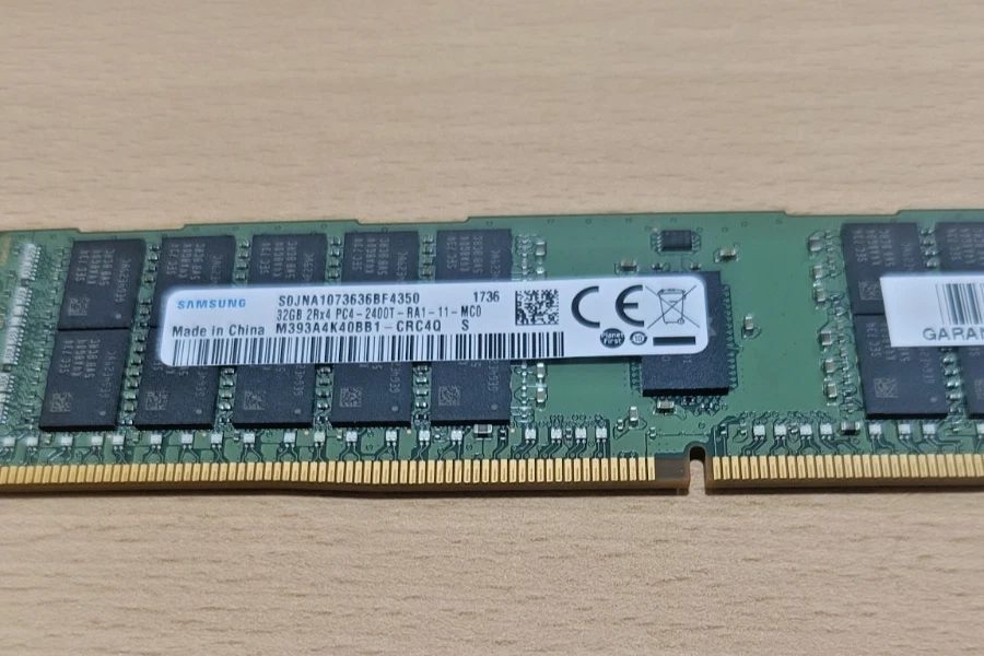 Samsung M393A4K40BB1-CRC4Q 32 GB DDR4 2400 MHz RDIMM ECC - Immagine 1 di 1