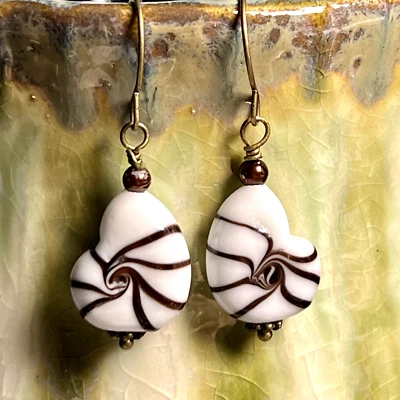 Pendientes colgantes de gancho concha de mar con botón blanco y marrón tono bronce. Ocean. S695 Foto 1 de 3