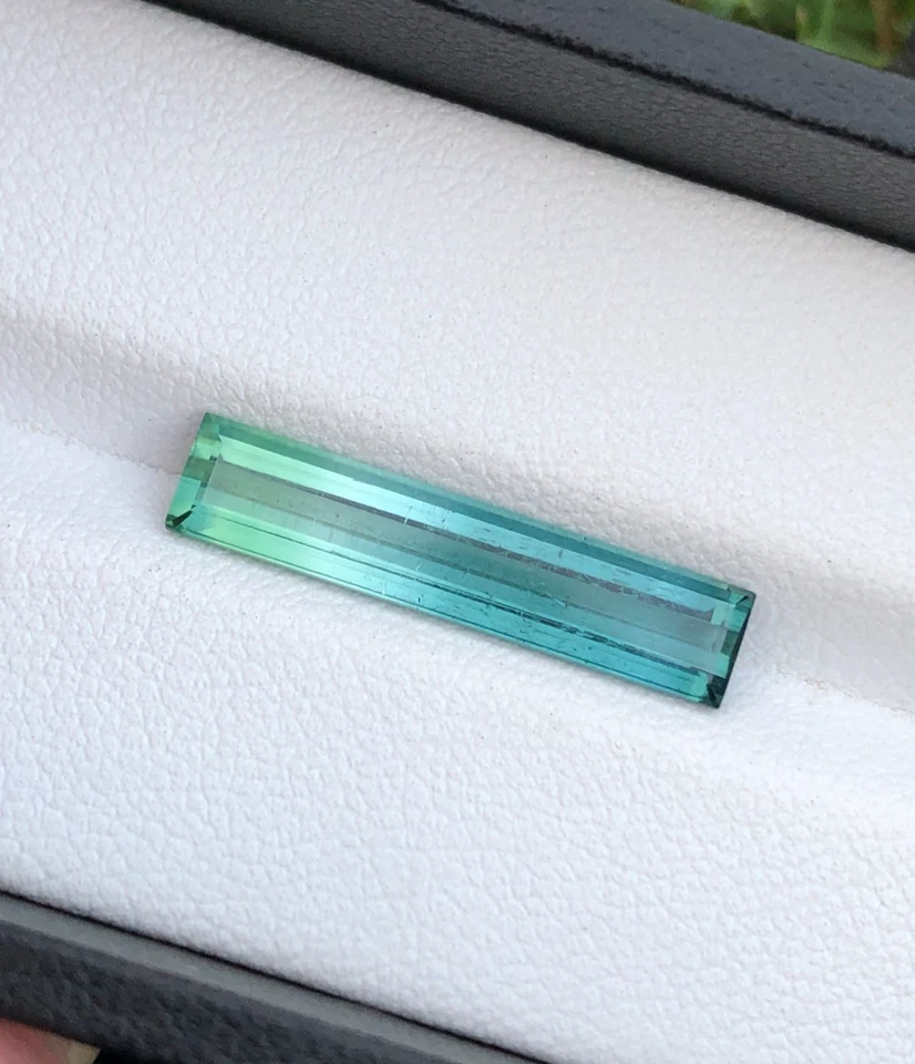 翡翠切割双色碧玺:5.9 克拉散装宝石,阿富汗 — 第 1/4 张图片