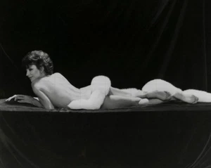 JOAN COLLINS - 10" x 8" b/w Photograph from a Magazine Photographic Shoot 1984 - Imagen 1 de 1