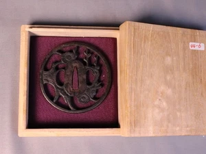 Tsuba Pflaumenblüte Eisen rund 7 7 cm verpackt antik japanische Schwertbeschläge - Bild 1 von 8