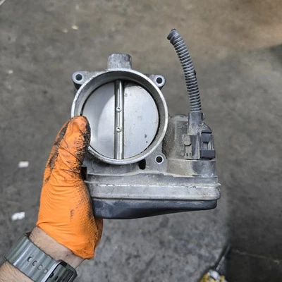 OEM 2002 2003 2004 2005 BMW 745Li 745i E66 E65 Throttle Body Housing 7506627 - Image 1 of 3