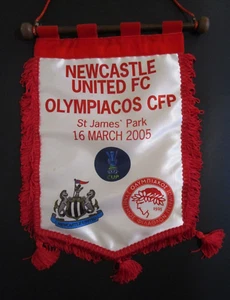 Oryginalny proporczyk przekazujący Newcastle United FC-Olympiacos CFP Pireus 16.03.2005 - Zdjęcie 1 z 5