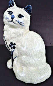 Estatuilla de gato sentado con flores pintadas a mano cobertizo de cerámica Dedham vintage - Imagen 1 de 10