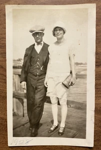 De Colección 1928 Hombre Traje Corbata y Mujer Vestido Pier Dock Moda Fotografía Real P4h4 - Imagen 1 de 15