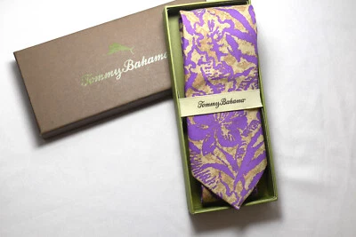 NUEVO CON ETIQUETAS TOMMY BAHAMA 100% Seda Batik Floral Púrpura Corbata Cuello TM411501 Foto 1 de 4
