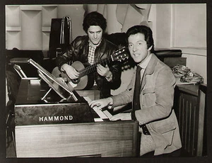 FOTO ORIGINALE MEMO REMIGI E FAUSTO LEALI ANNI '70 CARTA LUCIDA CM 18X24 TIMBRO - Picture 1 of 1