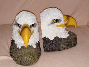 Paar schwere Harz Adlerkopf Buchstützen - Bild 1 von 11