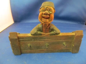VINTAGE 6" HAND CARVED WOOD HAPPY SMILING BARTENDER BAR UTENSIL WALL HANGER - Bild 1 von 6