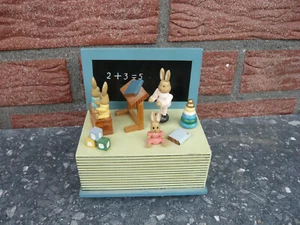 Nachlass: Holz-Hasenschule als Spieluhr, Top Zustand - Bild 1 von 2