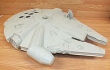Genuine Hasbro Europe (C-2604A) Plastic Star Wars Millenium Falcon Display 
