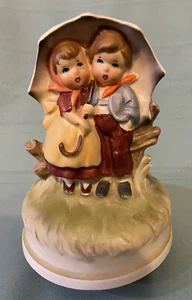 Junge und Mädchen Figur unter Regenschirm drehbar Keramik Spieluhr Sankyo Japan - Bild 1 von 12