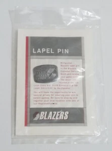 Spilla da bavero porta biglietti stagione Portland Trailblazers 1999-2000 vintage. Sigillato - Foto 1 di 5