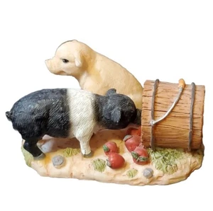 Estatuilla de cerdos y cubo comiendo manzanas blanco y negro rosa feliz 2"H x 3,5"L - Imagen 1 de 6