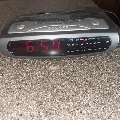 Brookstone CKS2022 AM/FM SmartSet Duel Alarm Clock Radio  Works Great - Image 1 of 4