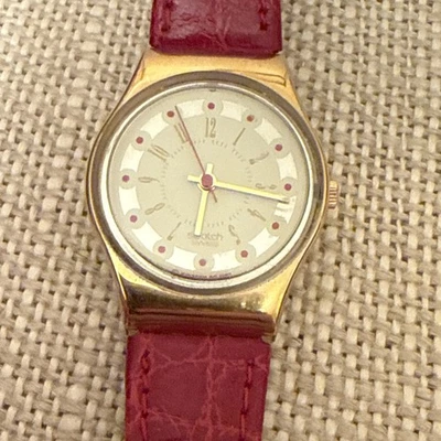 Reloj Swatch de cuarzo vintage para mujer AG1992 25 mm correa de cuero rojo Foto 1 de 4