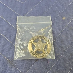 Prendedor insignia dorada de 1 pulgada 1993 promoción de película de Warner Brothers Clint Eastwood Unforgiven - Imagen 1 de 2