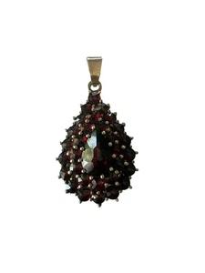 Antico ciondolo charm granato argento, gioiello antico floreale 1930 circa - Foto 1 di 4