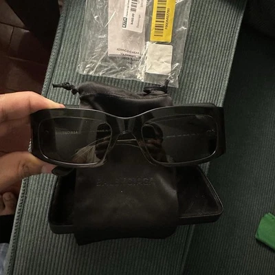 Balenciaga - BB0328S-006 Gafas de sol verdes rectangulares auténticas con estuche Italia Foto 1 de 4