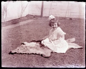 (1) NEGATIVO DE VIDRIO ANTIGUO DE FINALES DE 1800, PRINCIPIOS DE 1900, NIÑA EN UNA ALFOMBRA, #2 - Imagen 1 de 2