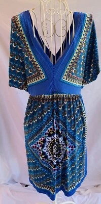 Love Chesley Juniors Dress M/L Geometric V Neck V Back Empire Foto 1 de 4
