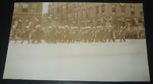 WK1 Echt Foto Postkarte USA AMERICAN ? MARINES PARADE MARSCHGEWEHRE WEISSHELME - Bild 1 von 1