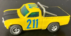 Camioneta pickup vintage Aurora AFX Datsun Baja #211 amarillo azul Ho Slot Car - Imagen 1 de 9
