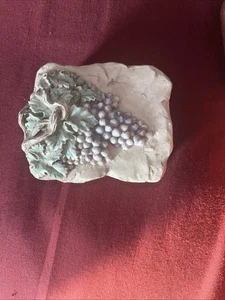 Henne Federn Harz Schmuck Schmuck/Ring Box Weinreben 3" x 2,5" - Bild 1 von 5