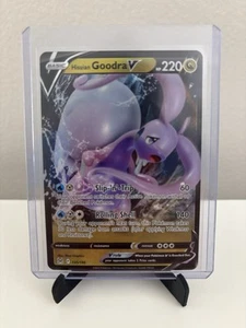 Hisuian Goodra V 135/196 Origine Perduta Full Art Holo Ultra Rara NM/MINT - Foto 1 di 2