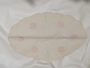 Vintage 1950s Linen Doily – Hand Embroidered Pink Flowers 41×28cm - Picture 1 of 1