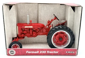 ERTL - Farmall 230 Tractor - 1:16 scale - Picture 1 of 4