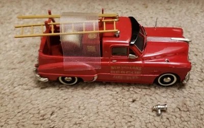 R&J Miniatures 1949 庞蒂亚克皮卡车新奥尔良消防局损坏 — 第 1/4 张图片